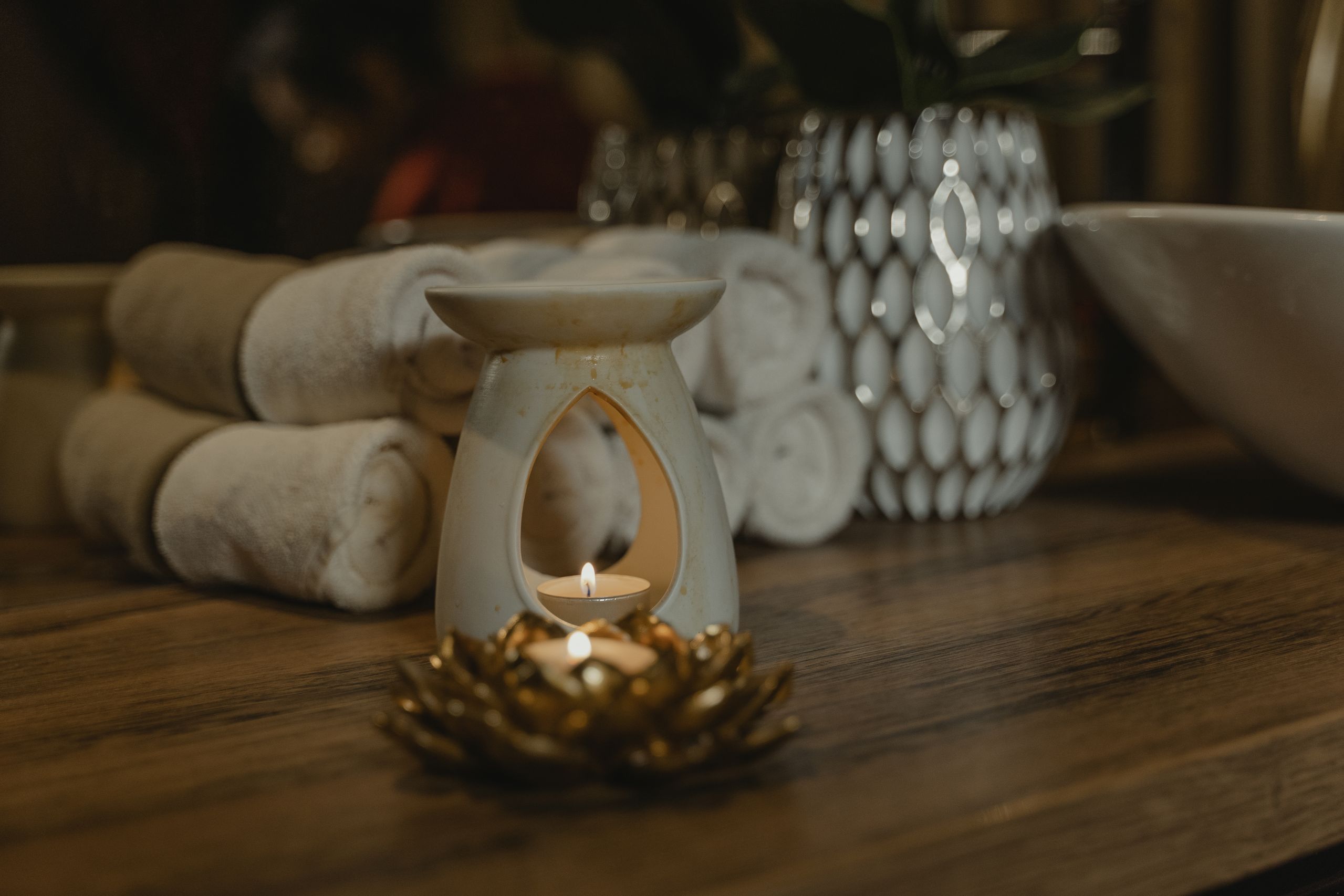 Vase, candles and towels